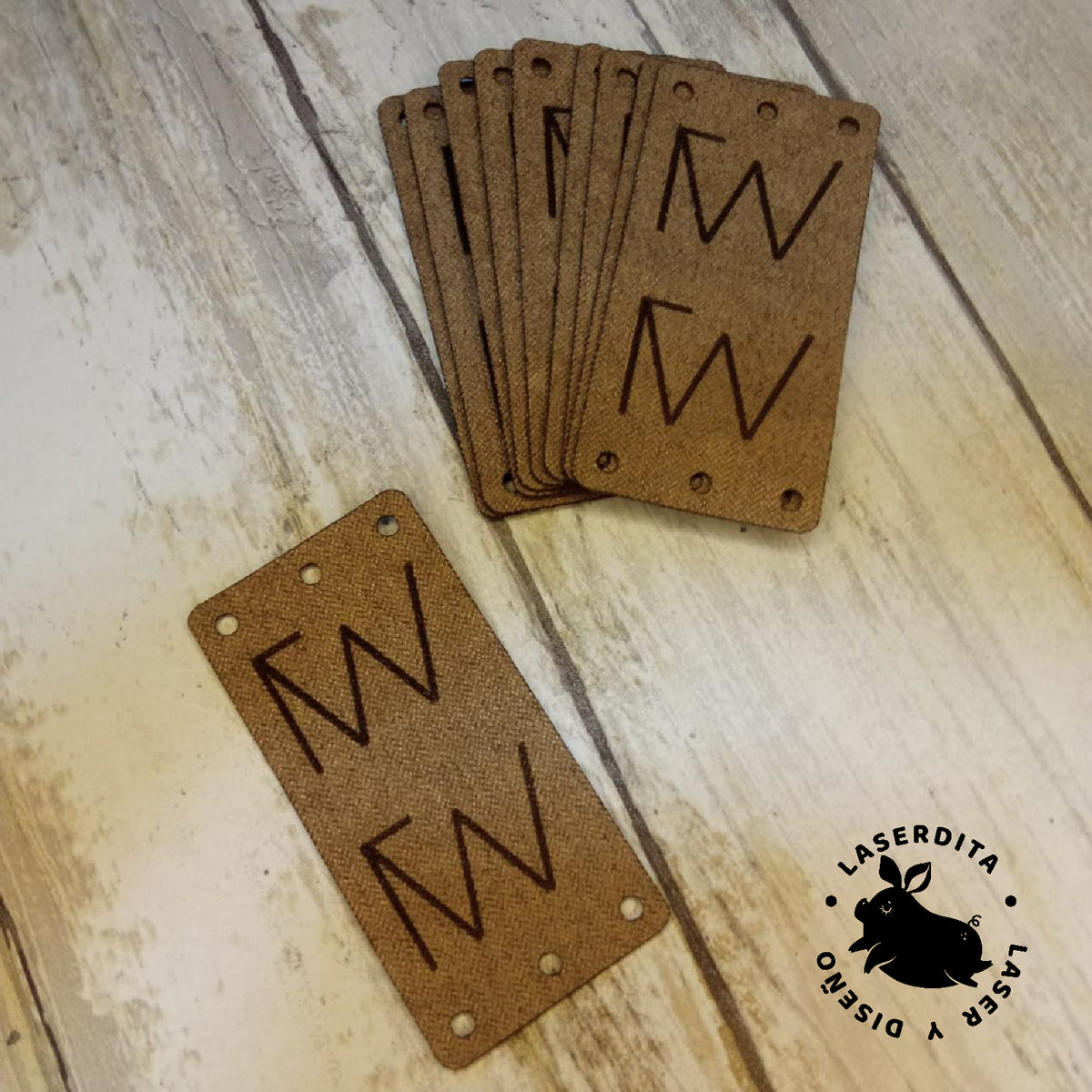 50 ETIQUETAS TELA GAMUZA 6X3CM - Terracota / Las voy a coser mano, necesito perforaciones. / La quiero vertical para doblar, ( indicar luego en el mail si es con logo por un solo lado o ambos )